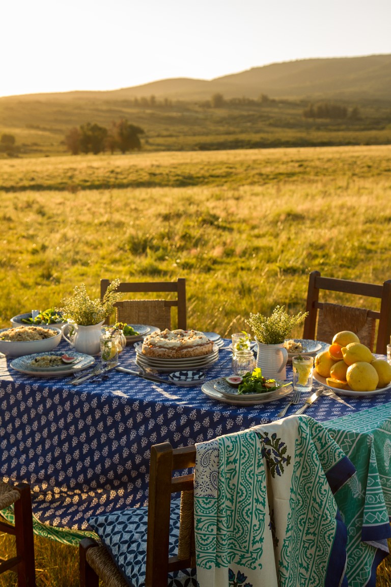 la compañía del oriente, campo, comer al aire libre, poner la mesa, como poner la mesa, 
