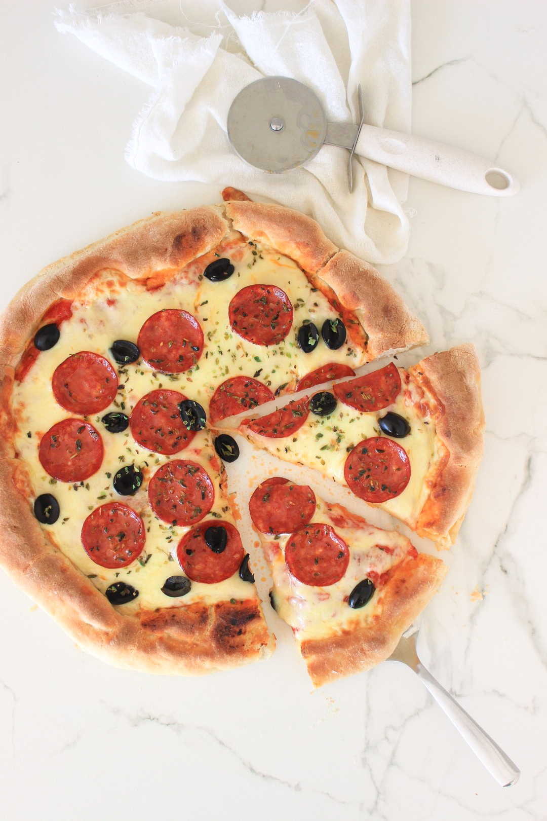 Pizza casera con pepperoni, como hacer masa para pizza, como hacer salsa de tomate, cocina italiana, recetas de cocina